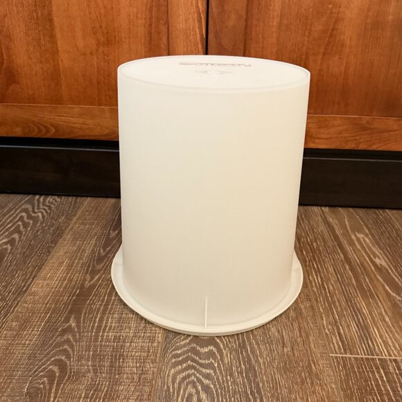 Tupperware Tall Canister - Picture 9 of 16
